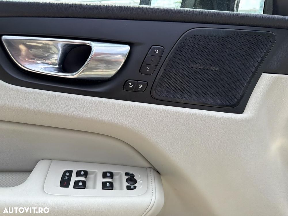 Volvo XC 60 B5 AT AWD MHEV Plus Dark - 16