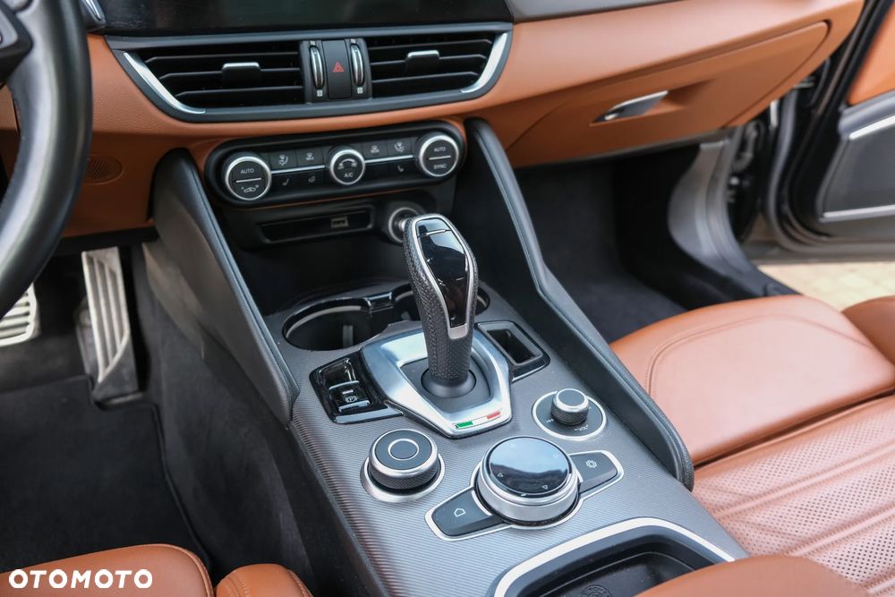 Alfa Romeo Giulia 2.0 Turbo 16V AT8-Q4 Veloce Ti - 10