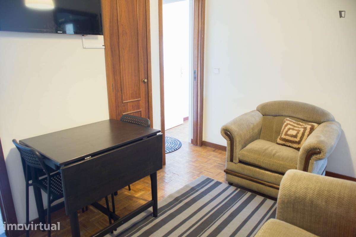 Quarto - localizado em Paranhos Porto - Grande imagem: 2/17