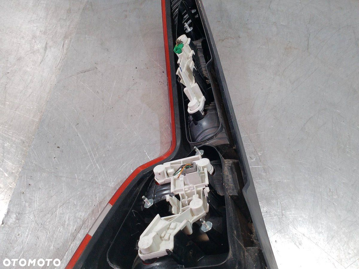 LAMPA TYLNA PRAWA VOLVO V50 KOMBI - 4
