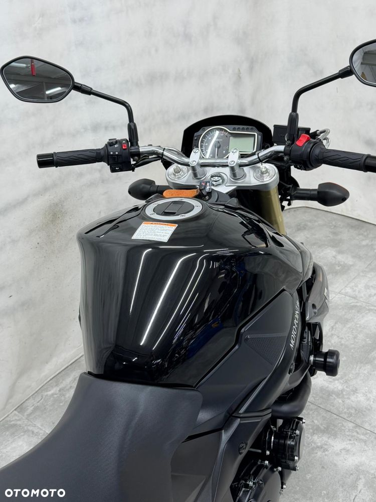 Suzuki GSR - 26