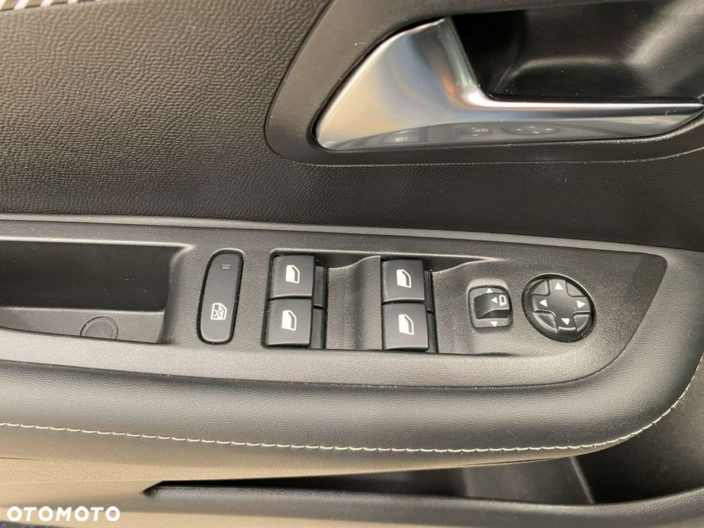Peugeot 208 - 14
