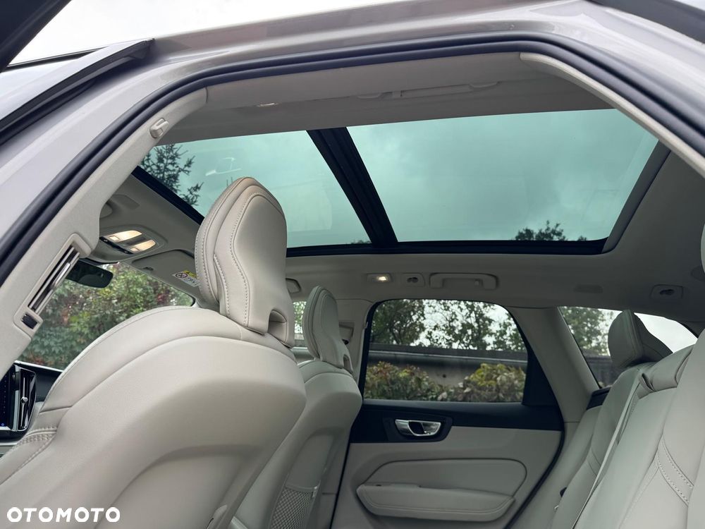 Volvo XC 60 T6 AWD Plug-In Hybrid R-Design - 23