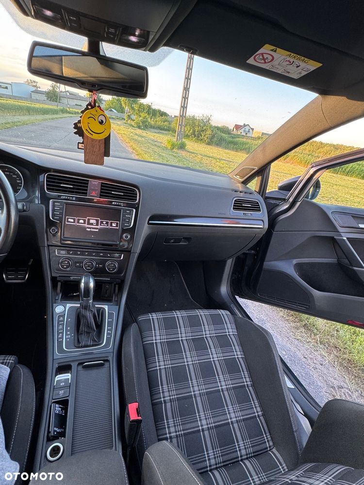 Volkswagen Golf - 17