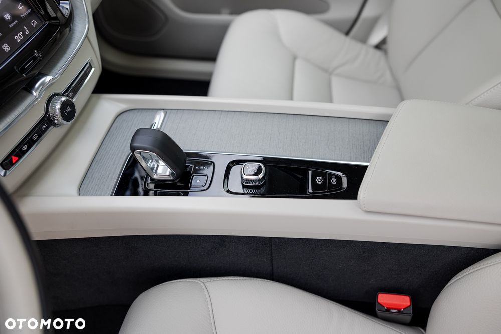 Volvo XC 60 B5 B AWD Plus Dark - 19