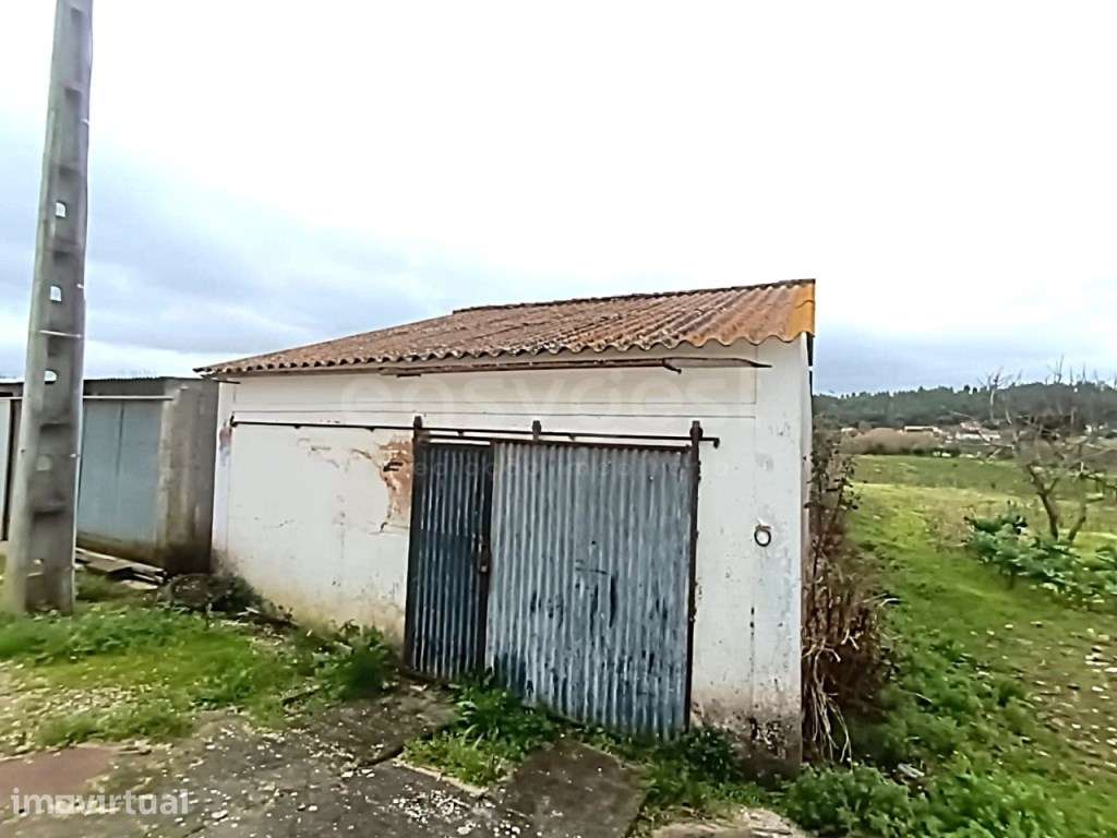 Fantástica Moradia com 2 pisos, comercio e anexos e 8520m2 de terreno - Grande imagem: 3/28