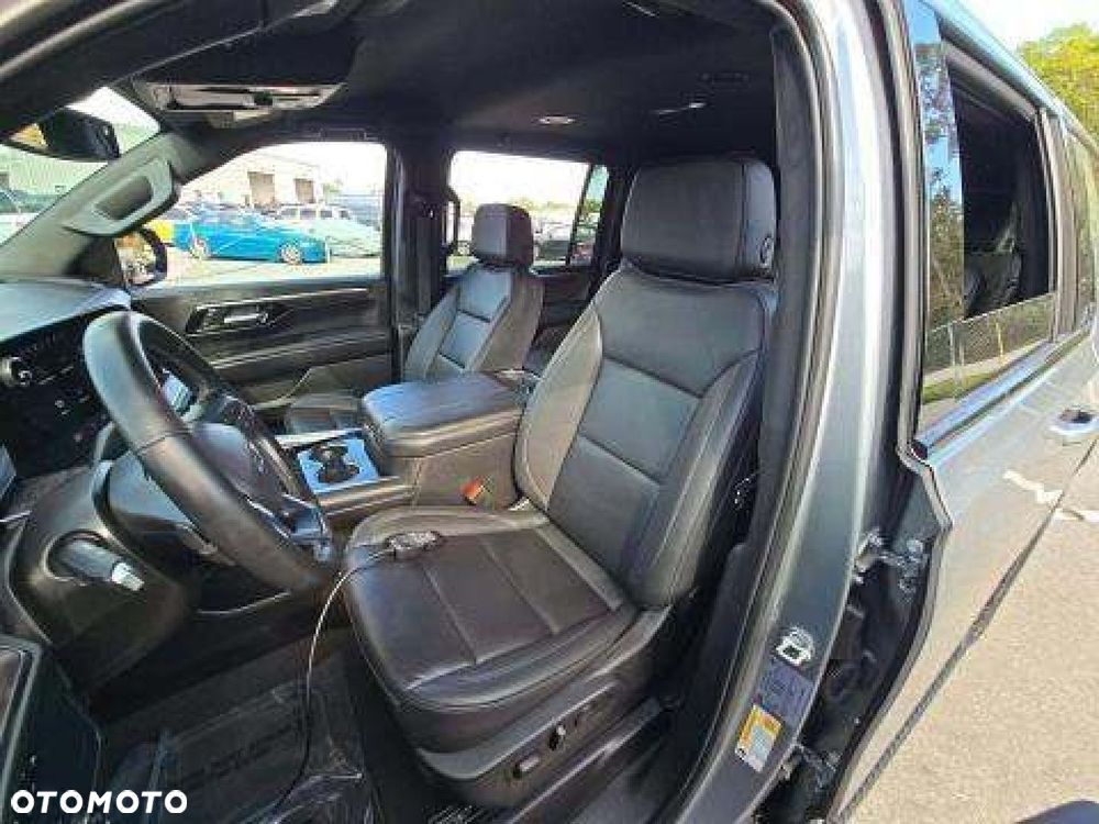 Chevrolet Suburban - 12