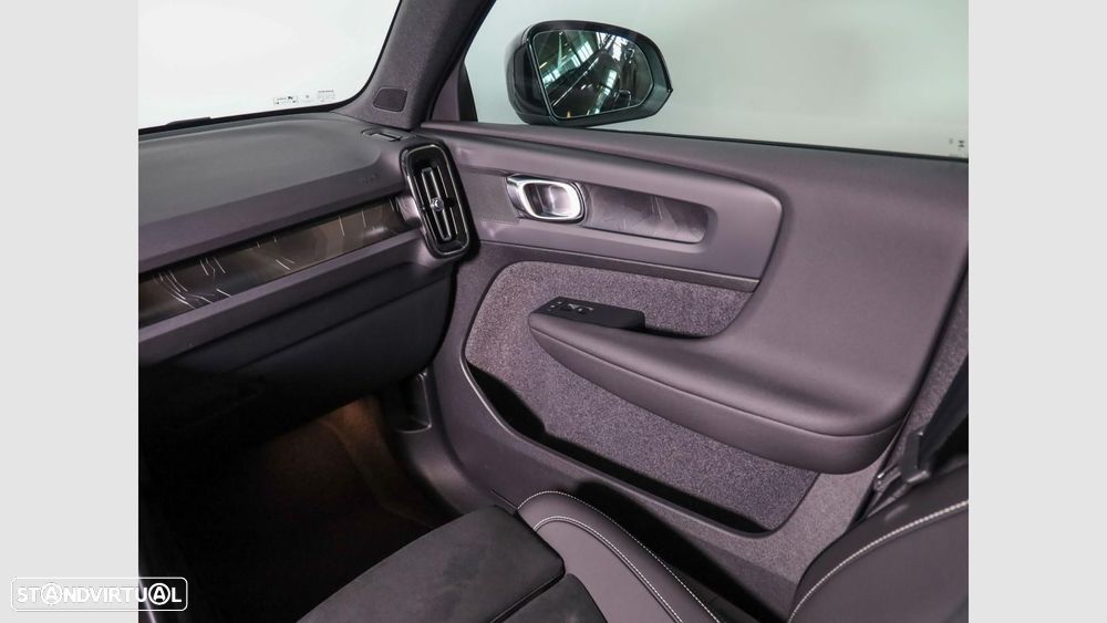 Volvo EX40 82 kWh Single Motor Extended Range Black Edition - 20