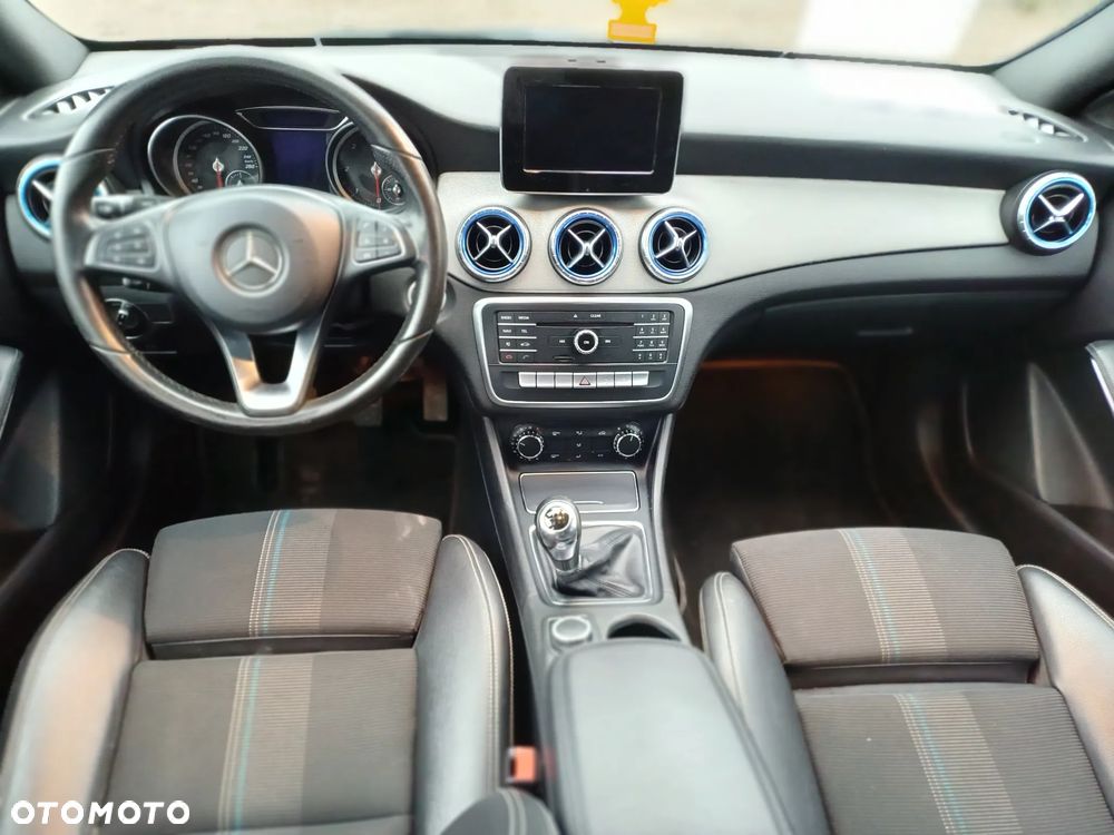 Mercedes-Benz CLA 200 d - 12