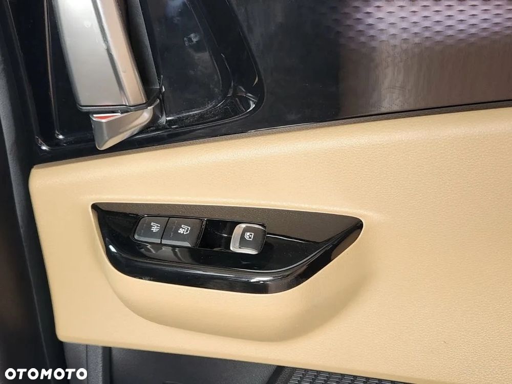 Kia Carnival - 17