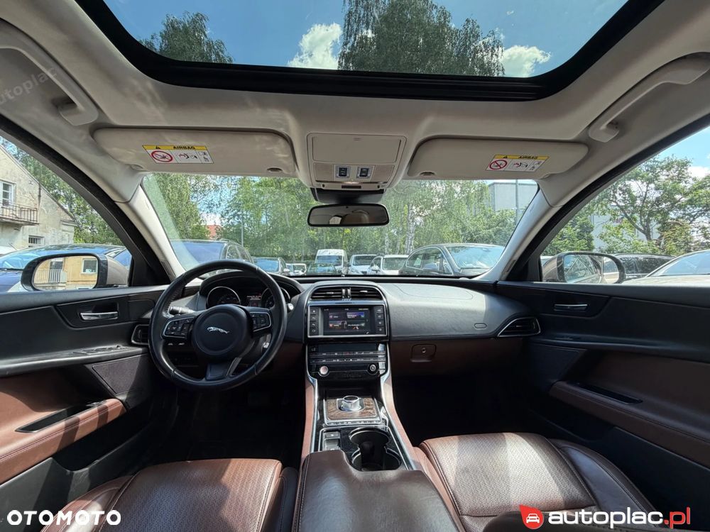 Jaguar XE 2.0 T Prestige - 10