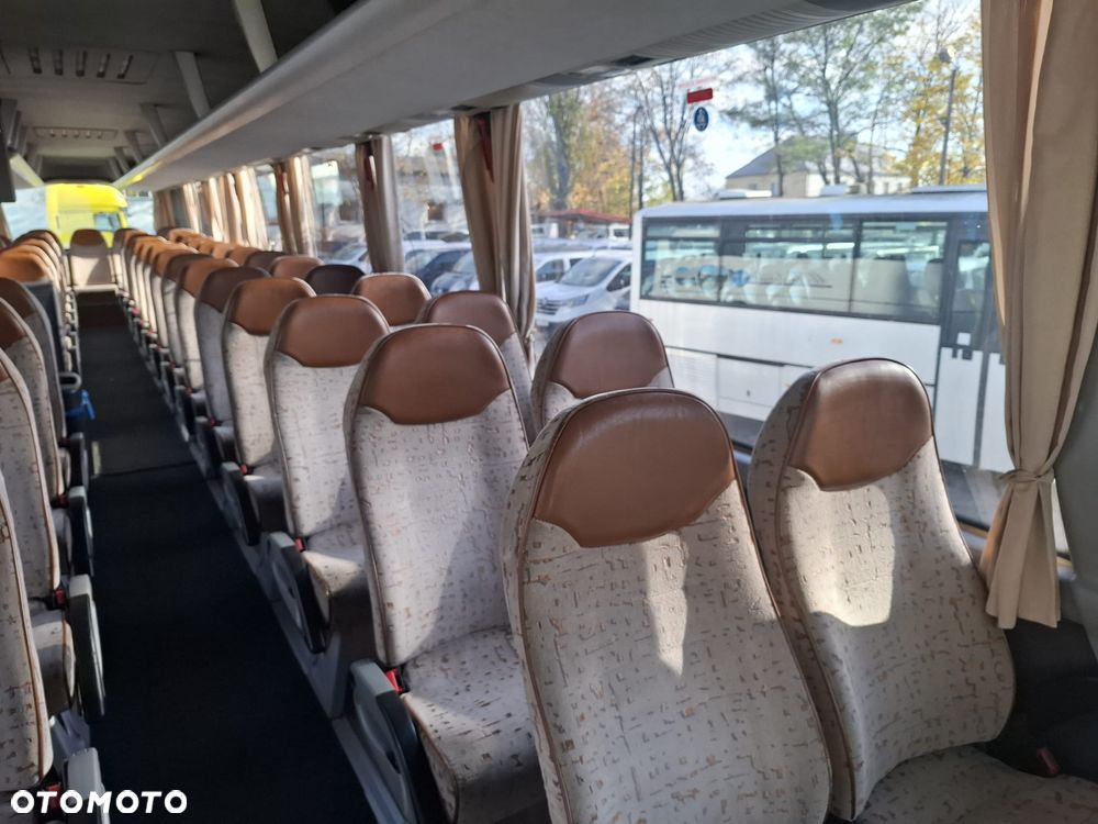 MAN LION'S COACH - 40