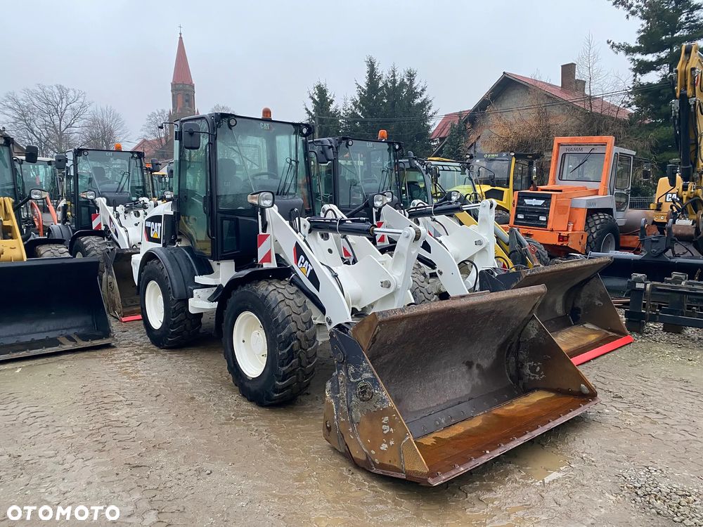 Caterpillar CAT 908M, 2020 ROK, 3400 MTH, ŁYŻKA OTWIERANA + WIDŁY, z NIEMIEC, - 15