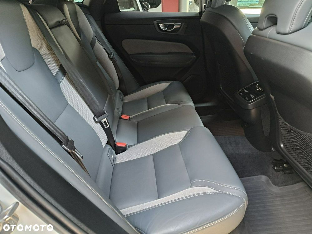 Volvo XC 60 B4 D AWD R-Design - 16