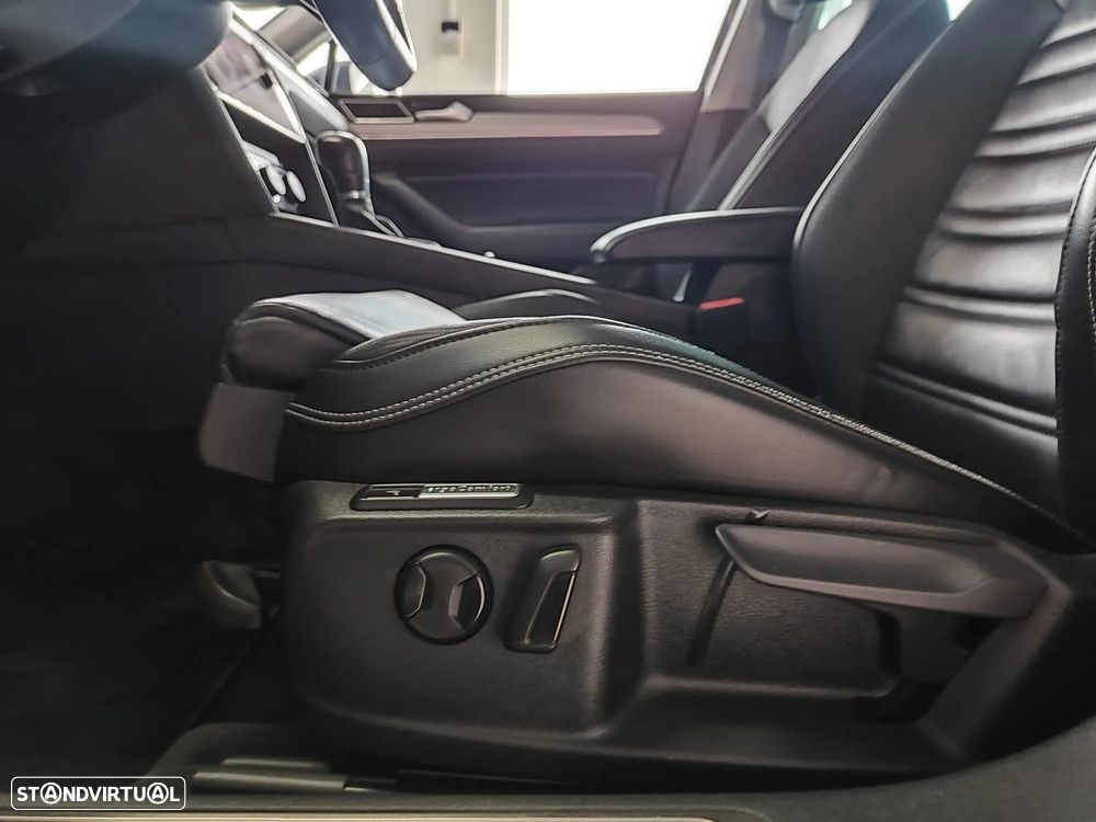 VW Passat Variant 2.0 TDi R-Line DSG - 24