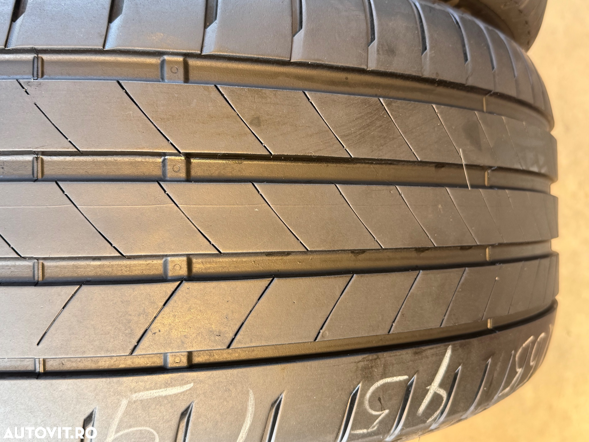 Vând 2 anvelope 255/45/19 bridgestone de vară foarte bune - 3