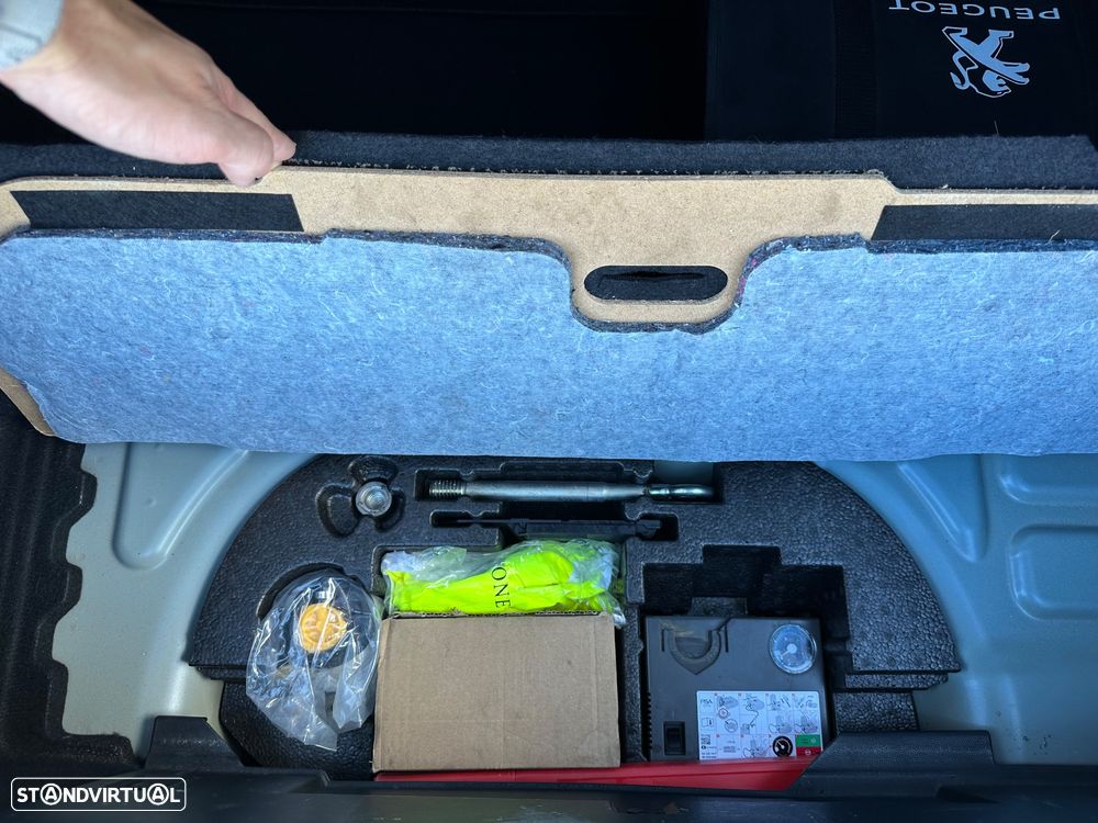 Peugeot e-208 GT+ - 38