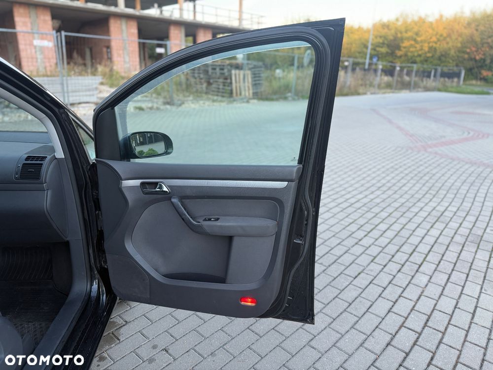 Volkswagen Touran 2.0 TDI DPF Highline - 16