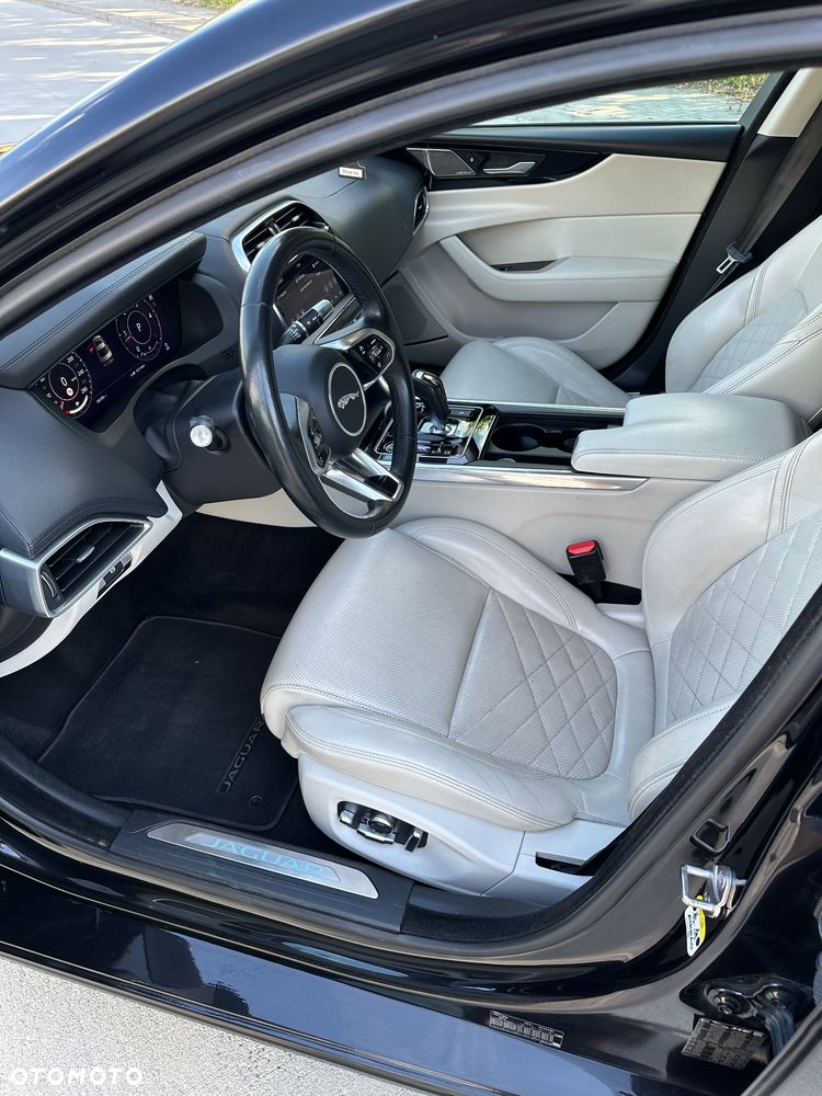 Jaguar XE 2.0 D180 HSE - 9