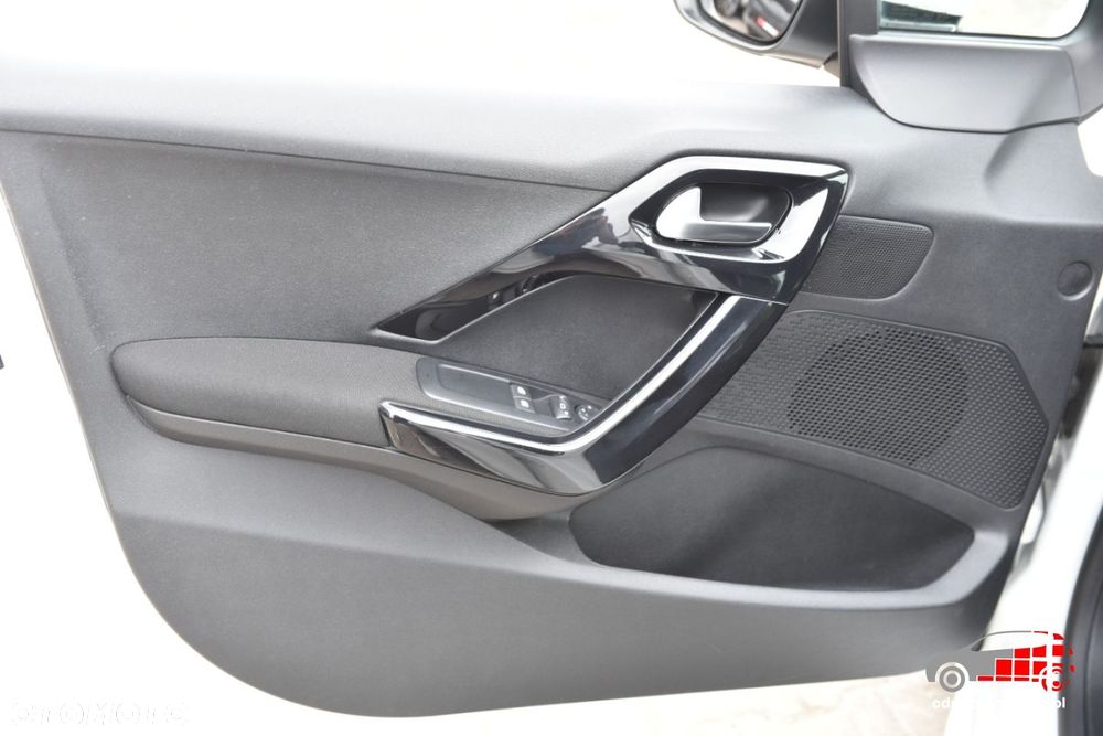 Peugeot 208 - 15