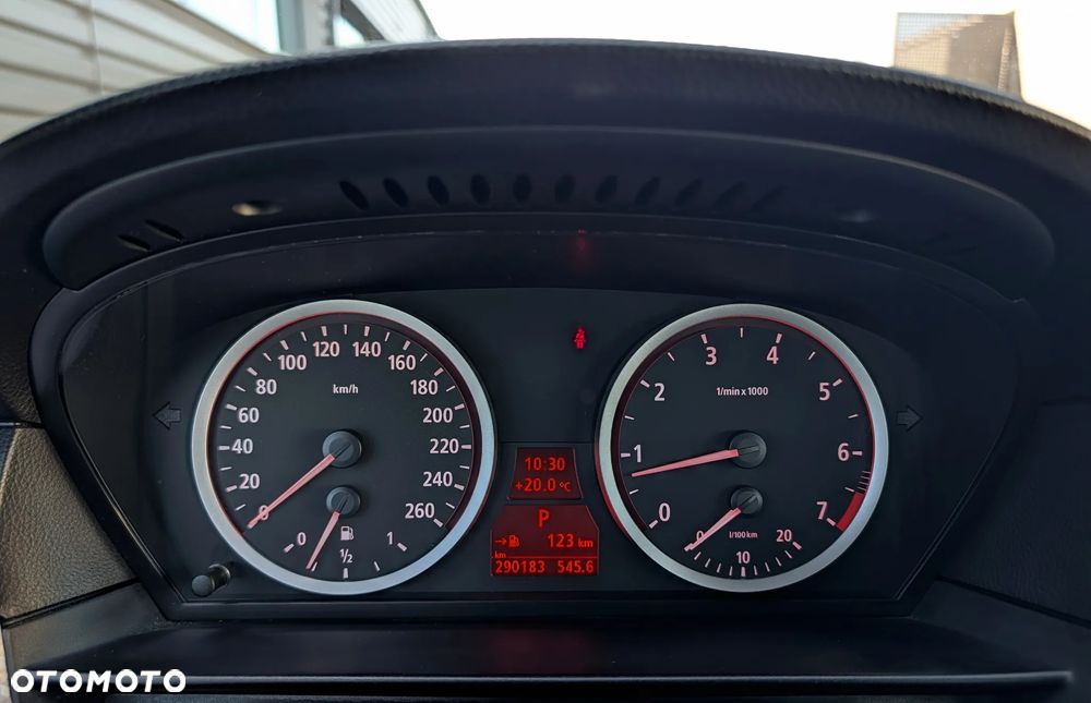 BMW Seria 5 545i - 26