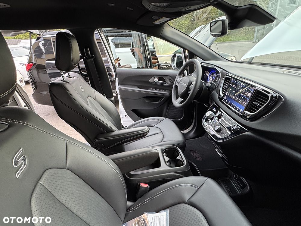 Chrysler Pacifica - 16