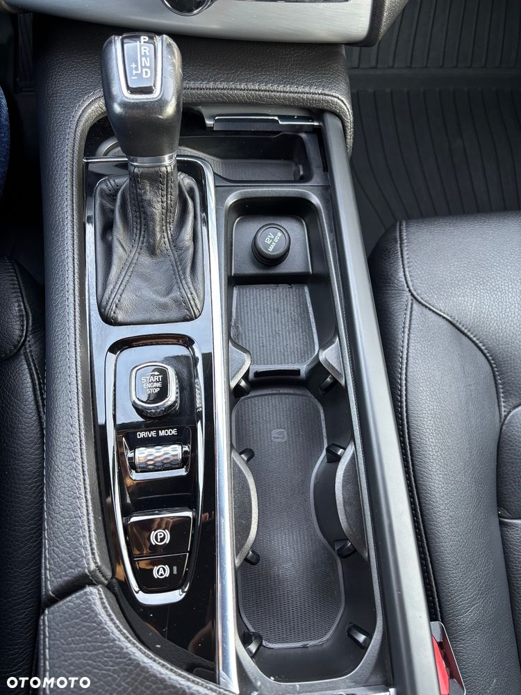 Volvo XC 90 D5 AWD Momentum - 25
