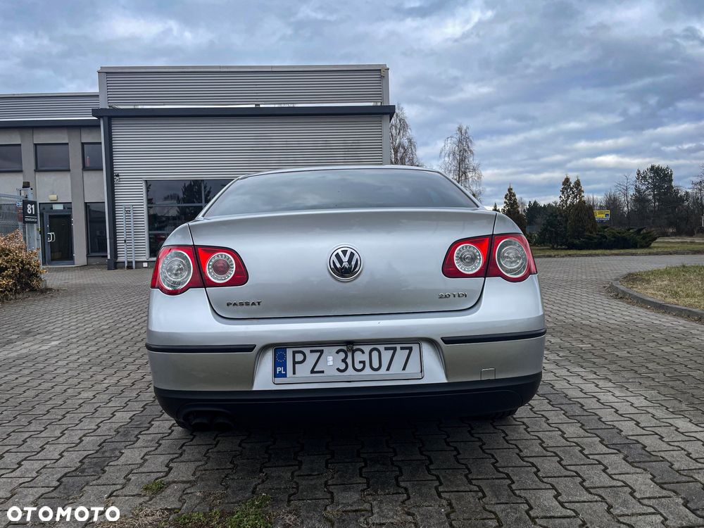 Volkswagen Passat 2.0 TDI Comfortline - 12