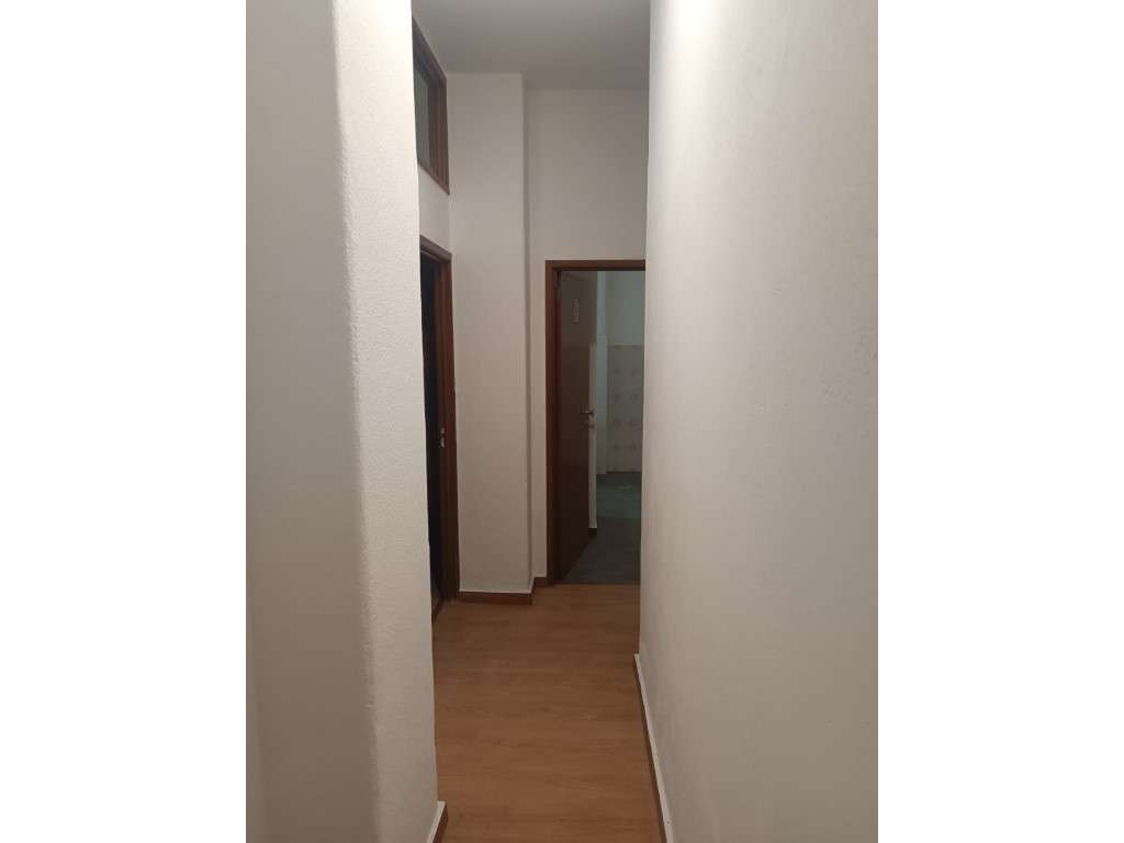 Espaço Comercial com +10 divisões, composto por várias divisões com... - Grande imagem: 5/17