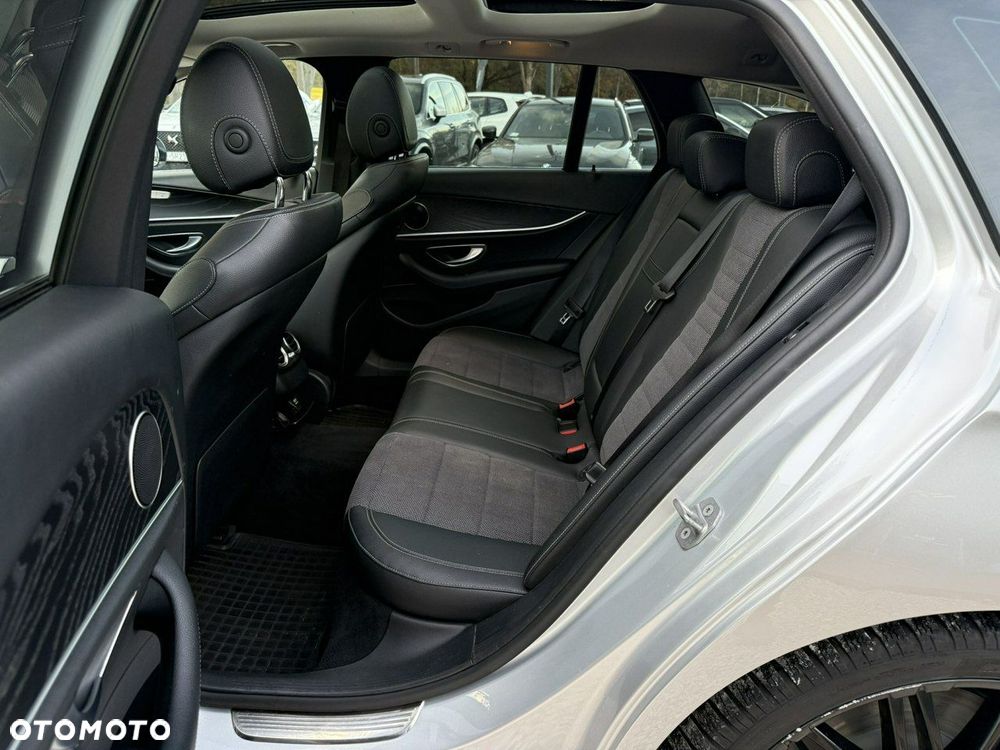 Mercedes-Benz Klasa E 400 4-Matic 9G-TRONIC - 21