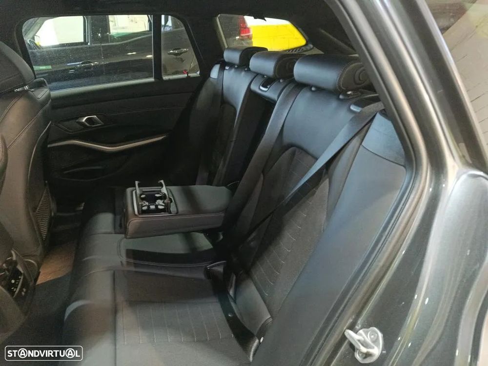 BMW 320 i Touring - 9