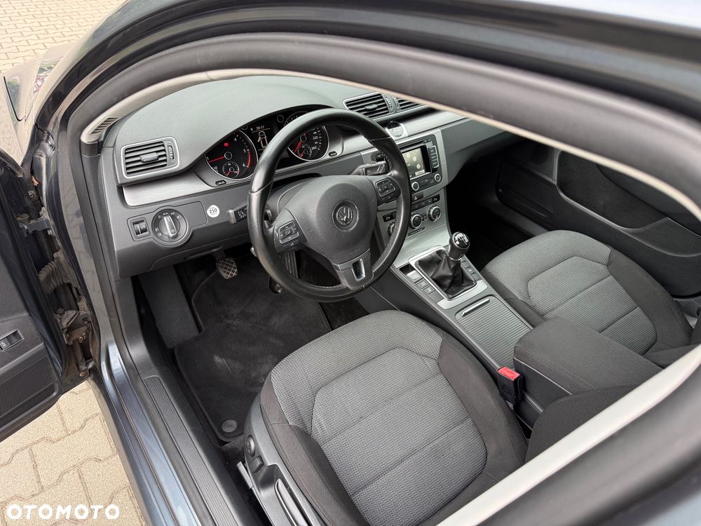 Volkswagen Passat 2.0 TDI DPF Highline - 9