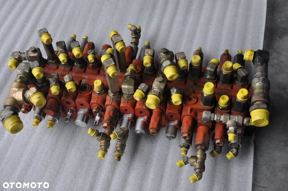 Rozdzielacz  Hydrauliczny Minikoparka C0070-33225 - 6