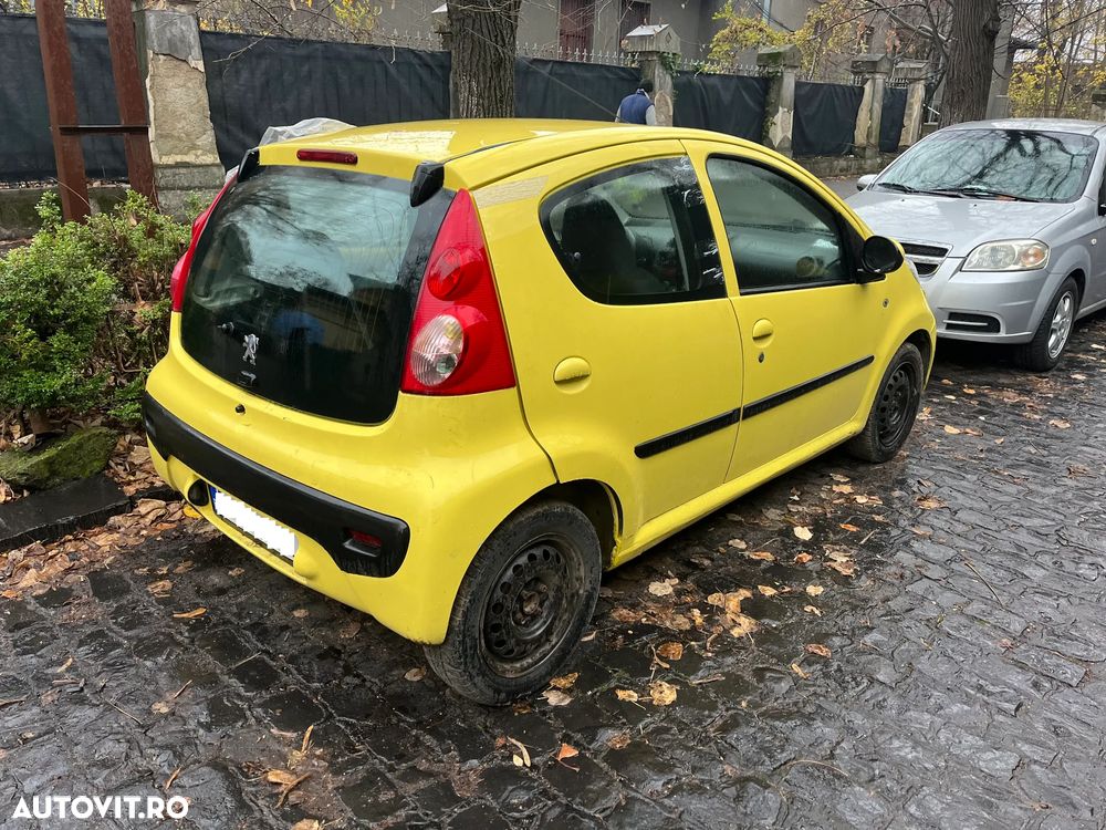 Dezmembrez Peugeot 107 1.0 benzina 2006 galben cu 4 usi - 2