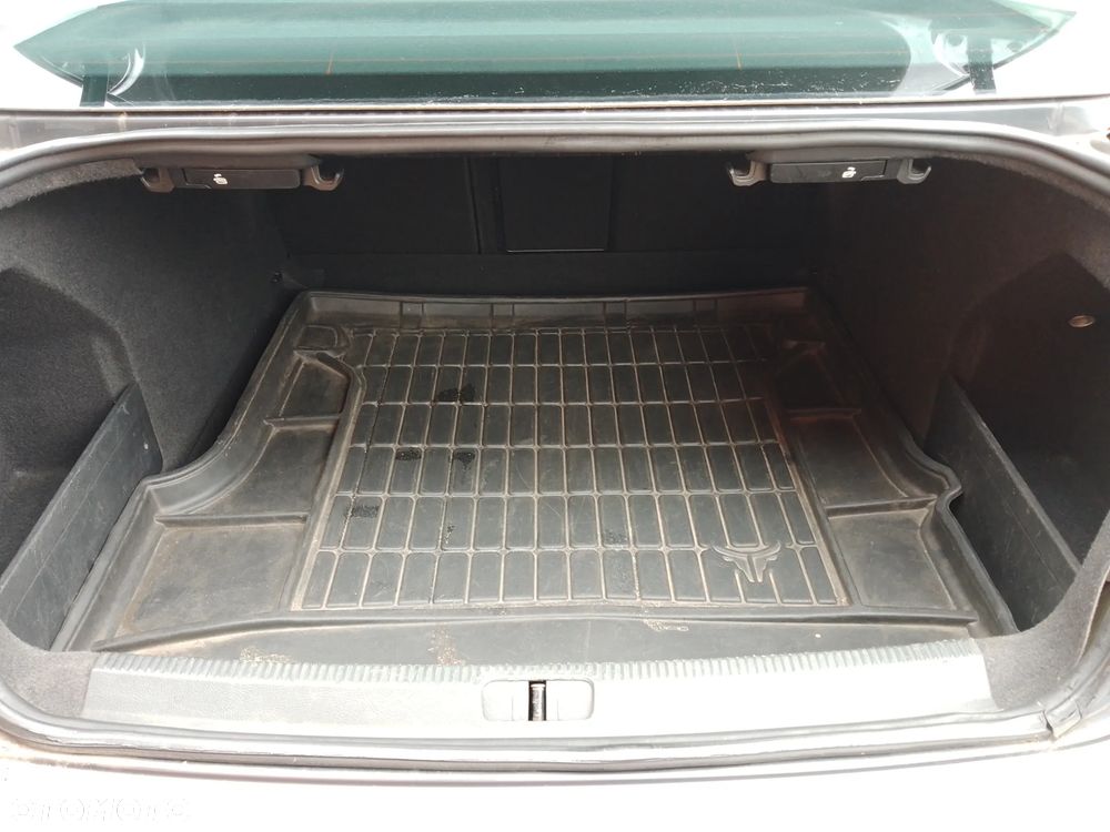 Volkswagen Passat 1.6 TDI DPF BlueMot Highline - 14