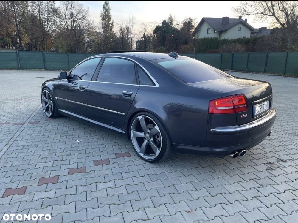 Audi A8 4.2 L Quattro - 9