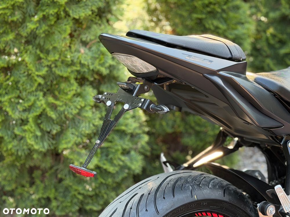 Suzuki GSR - 23