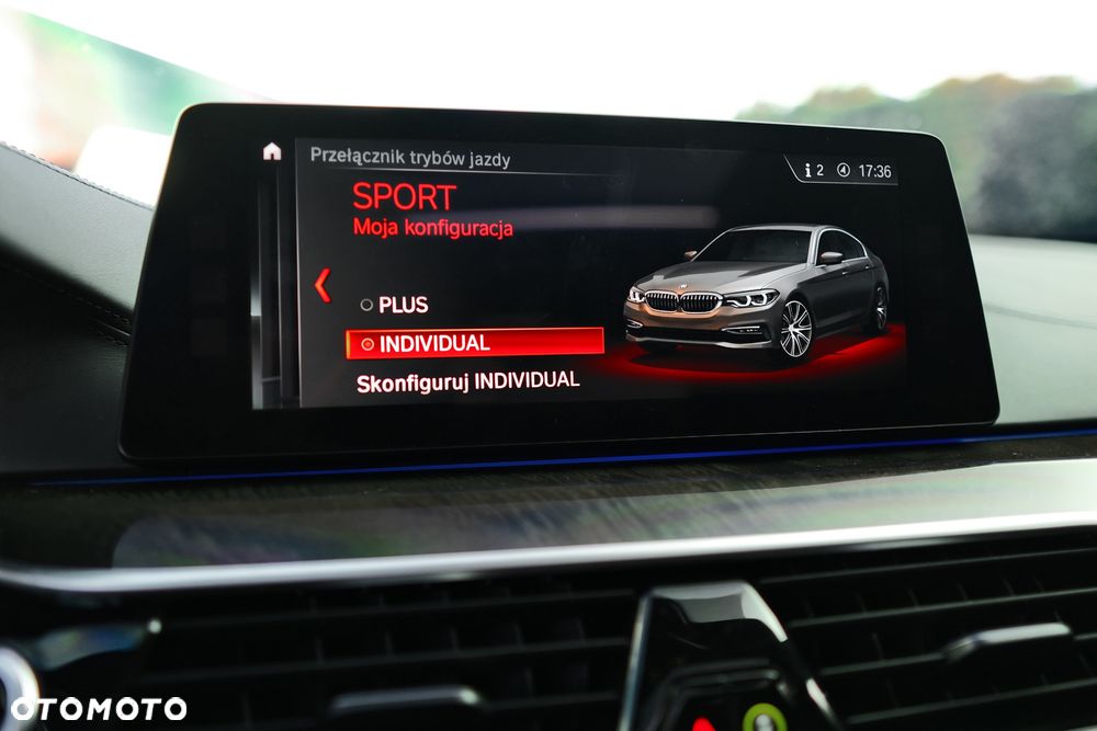 BMW Seria 5 M550i xDrive sport - 33