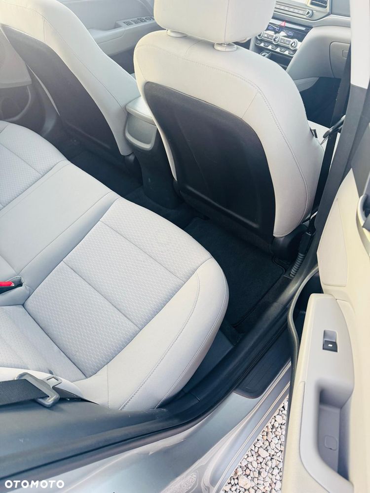 Hyundai Elantra - 10