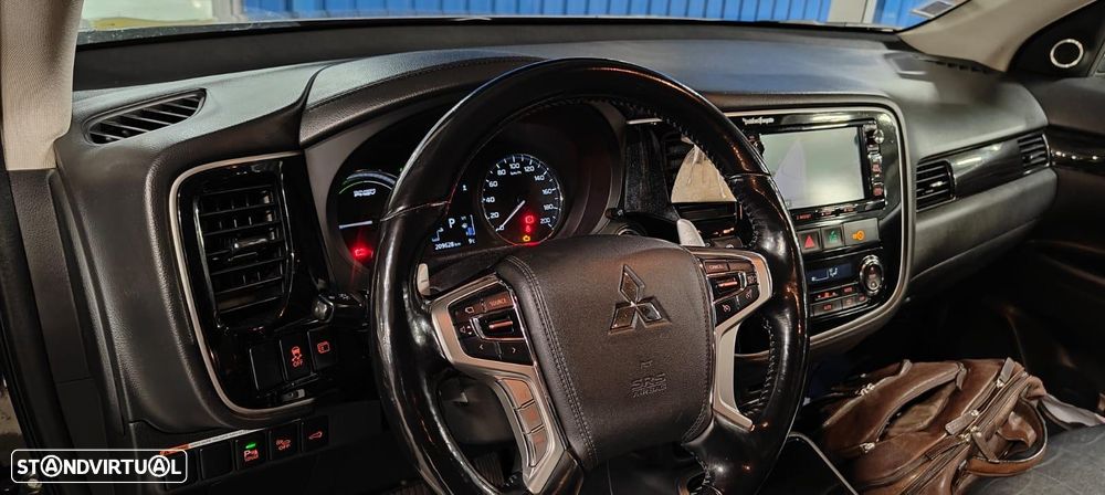 Mitsubishi Outlander - 2