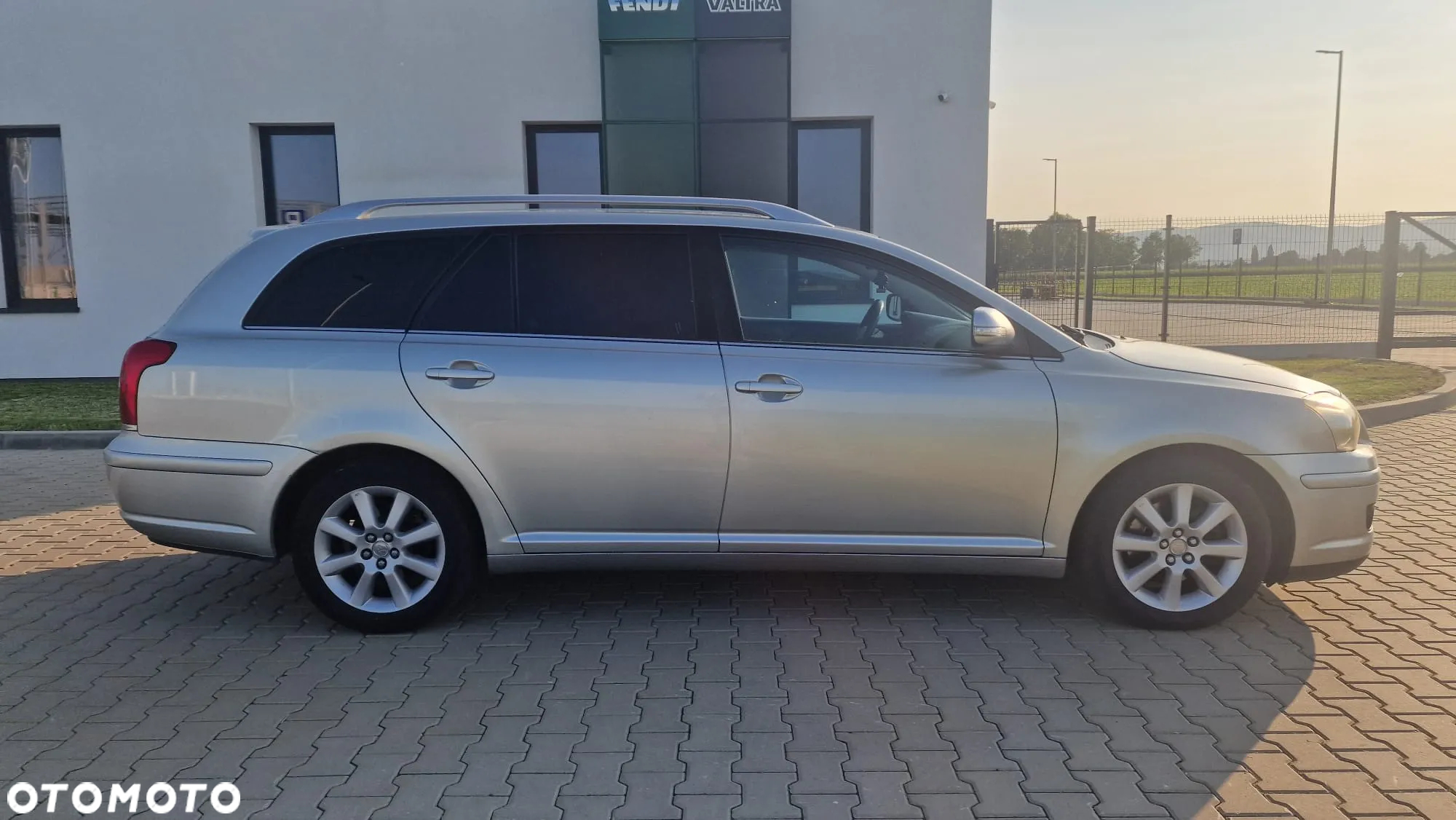 Toyota Avensis 2.0 D-4D Sol - 4