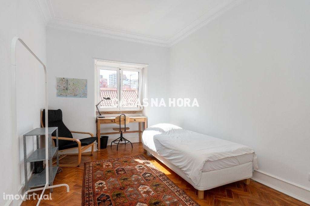 Duplex T2 + 1  renovado  e mobilado na Rua Soares dos Reis em Campo... - Grande imagem: 3/24
