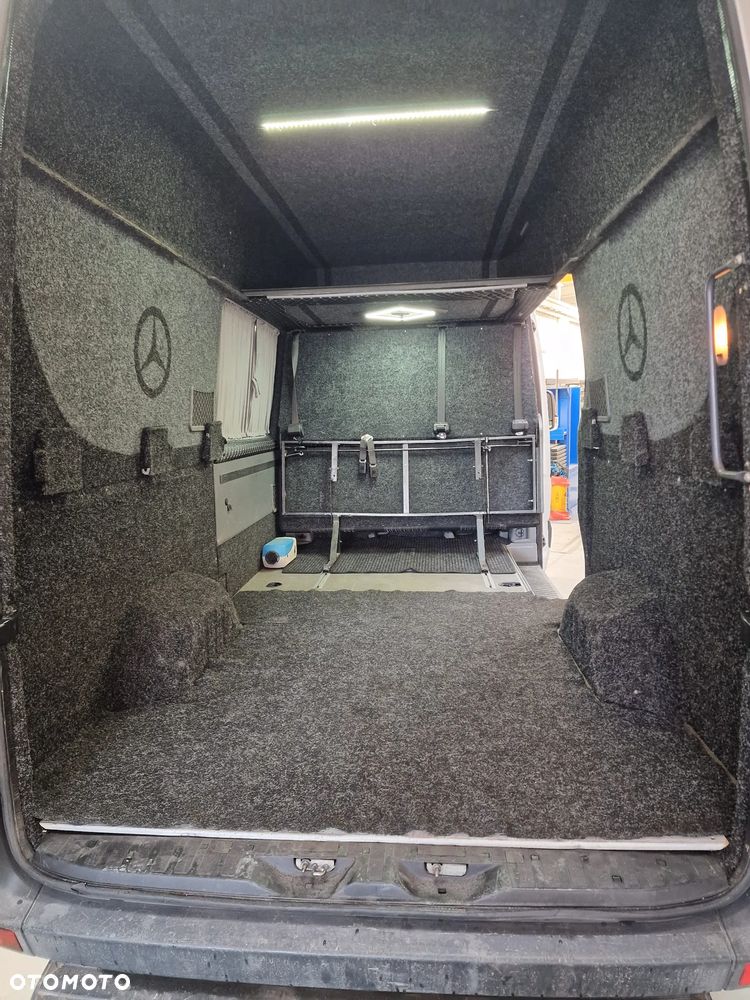 Mercedes-Benz Sprinter - 12