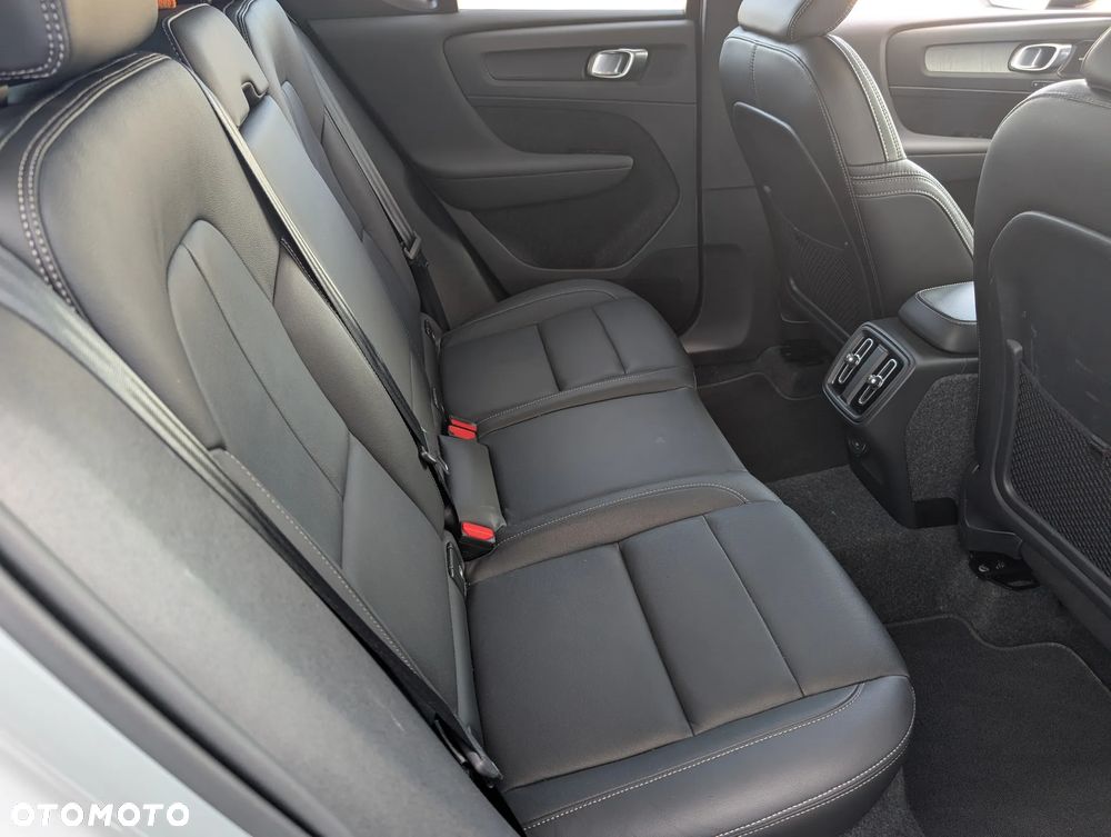 Volvo XC 40 B4 AWD Ultimate Dark - 24