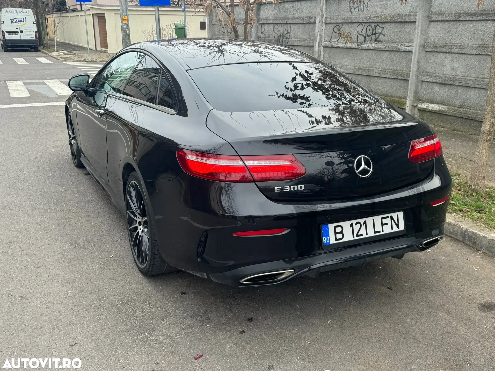 Mercedes-Benz E 300 Coupe 9G-TRONIC AMG Line - 4
