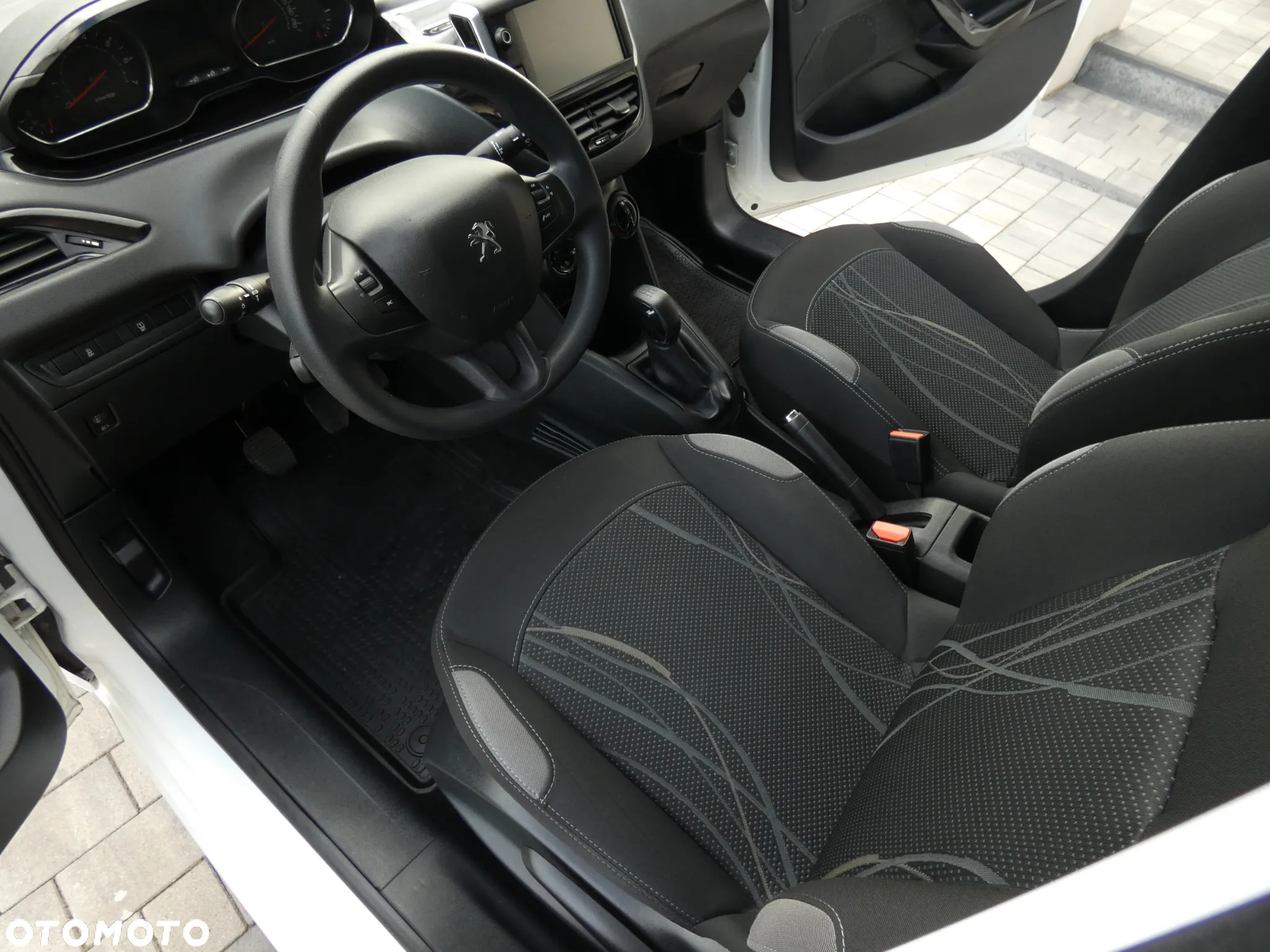 Peugeot 208 - 11