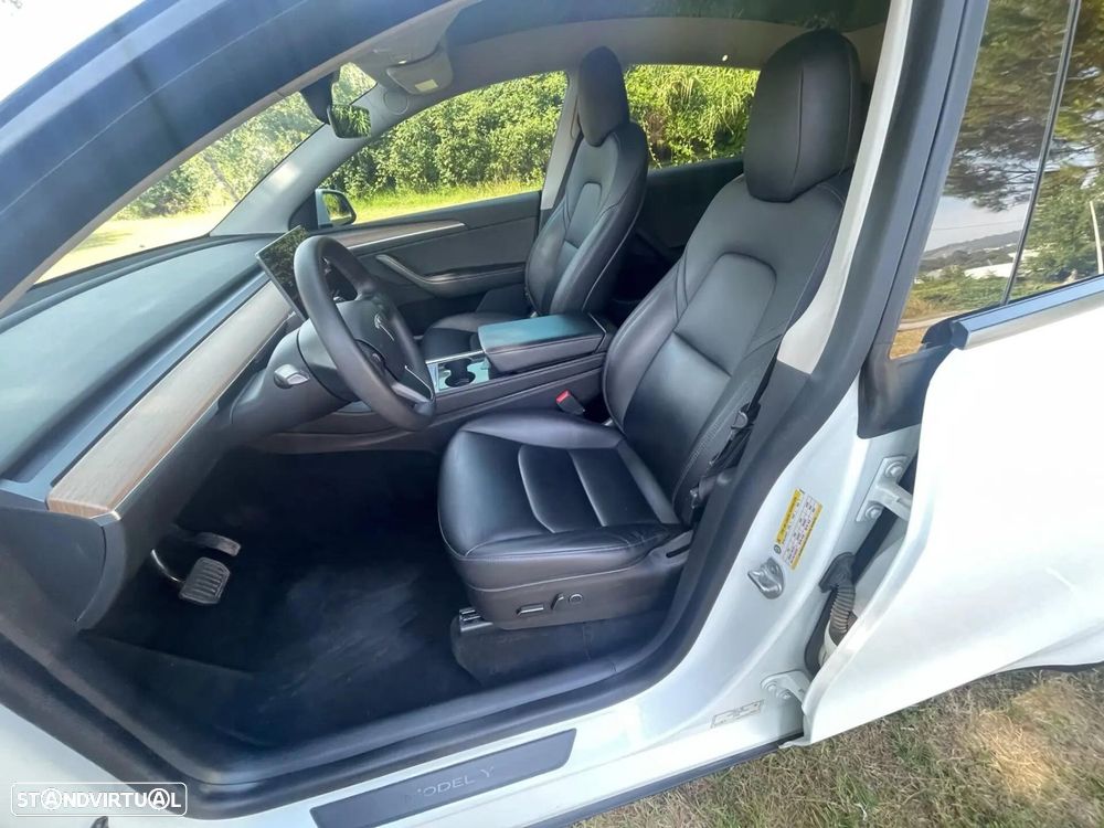 Tesla Model Y Long Range Dual Motor AWD — fotografia 2
