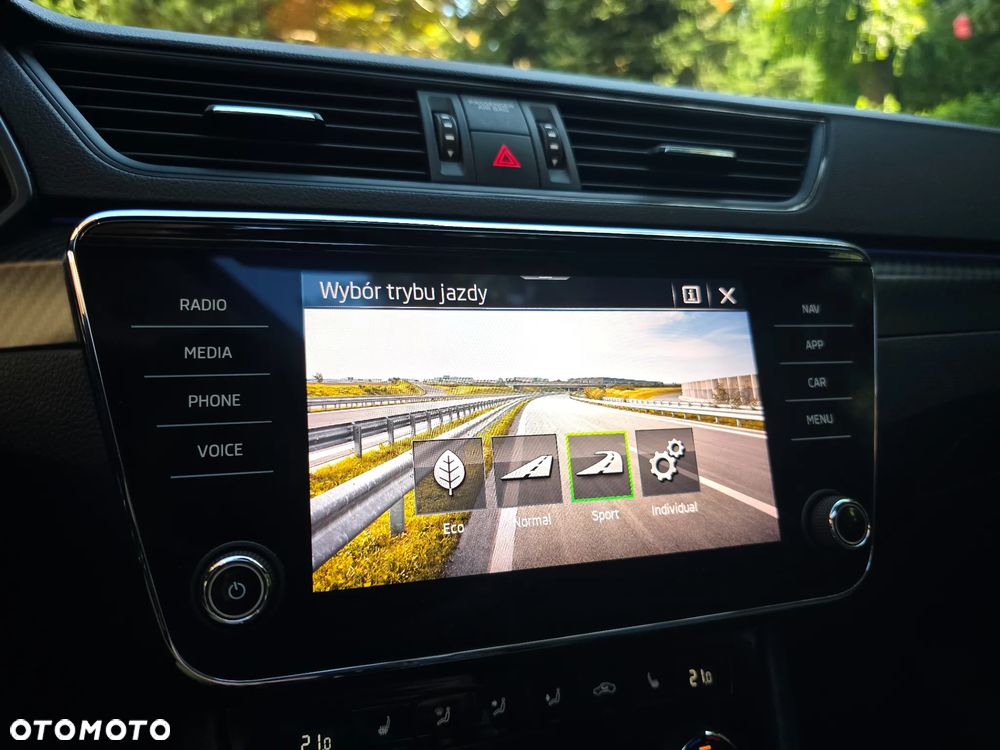 Skoda Superb 2.0 TDI SCR Sportline DSG - 21