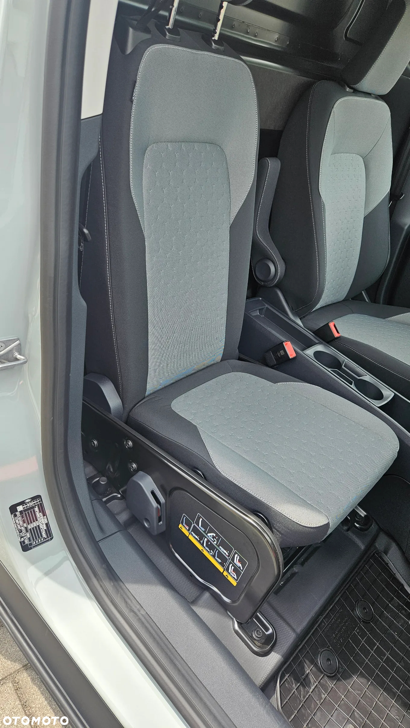 Ford Transit Courier - 12