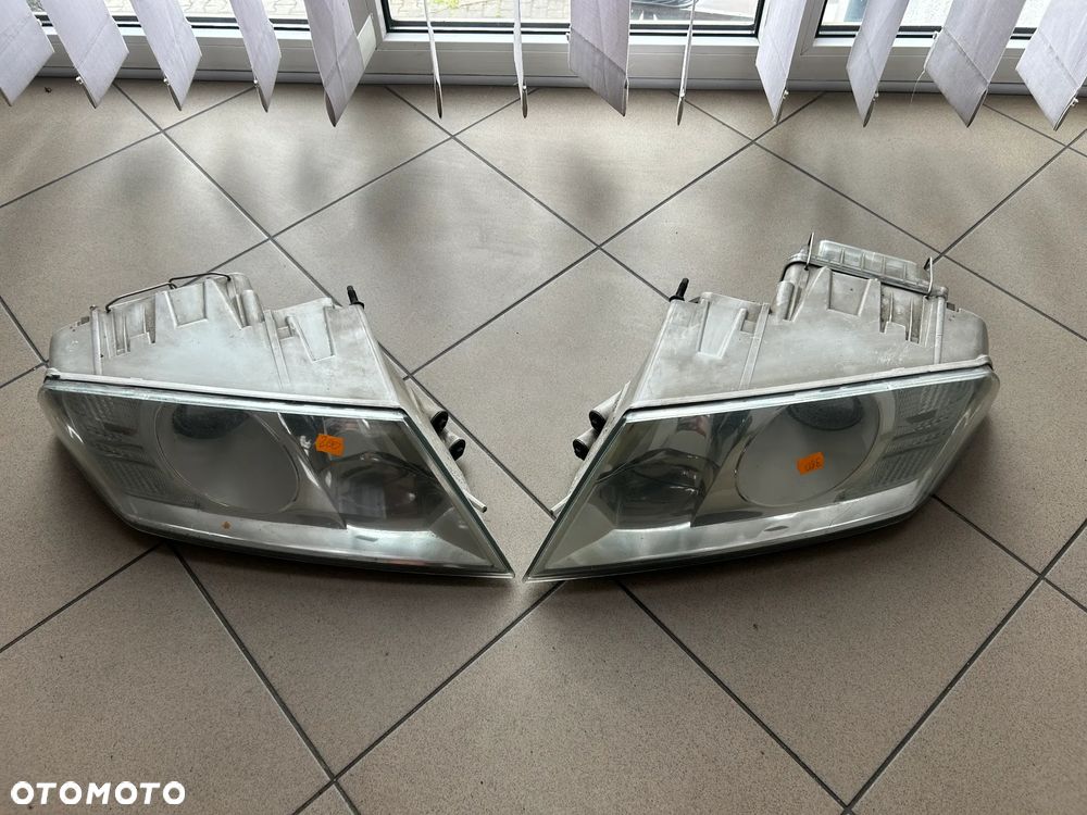 LAMPA PRAWA LEWA PRZÓD XENON SKODA OCTAVIA II - 1